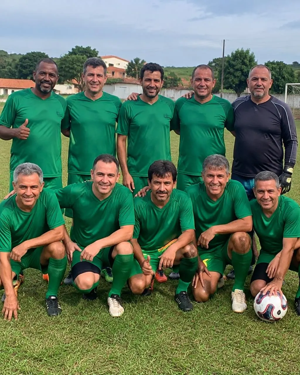Jogadores veteranos reunidos no campo após a partida